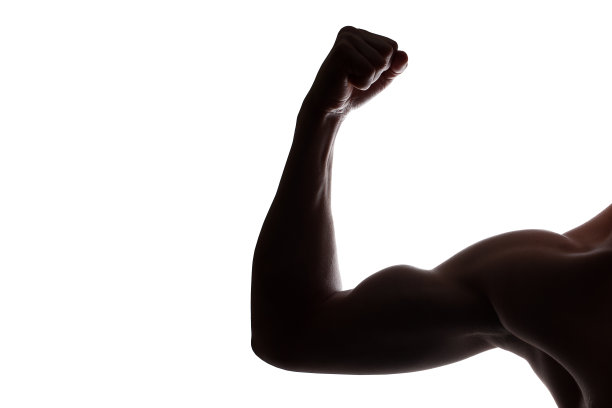 年轻健壮的健美运动员在白色背景上展示他的二头肌图片下载