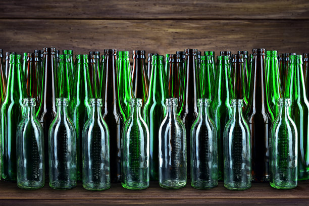 空和清洁的玻璃瓶在木板上的背景。图片下载