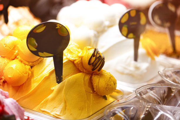 糖果店里展示的彩色冰淇淋图片下载