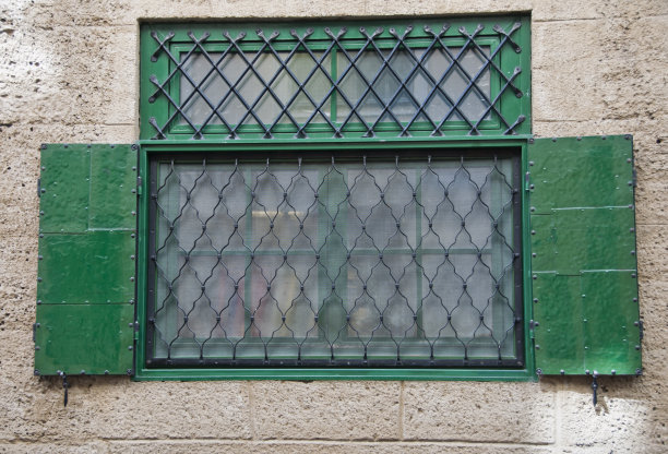 萨尔茨堡的绿色窗户图片下载