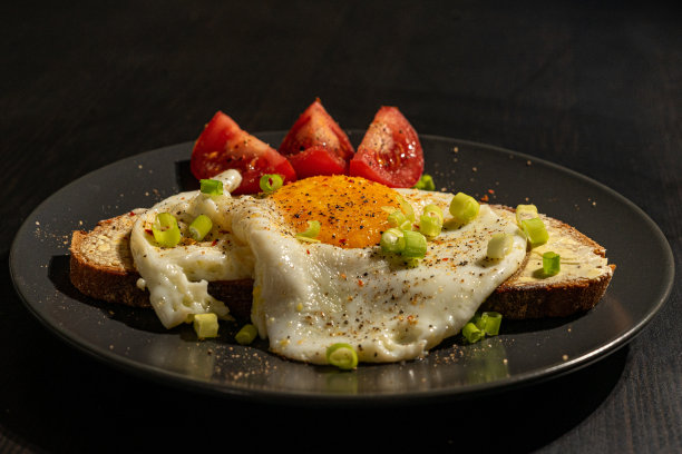 煎鸡蛋加黄油面包图片下载