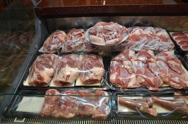 鲜肉在肉店冰箱库存照片图片下载