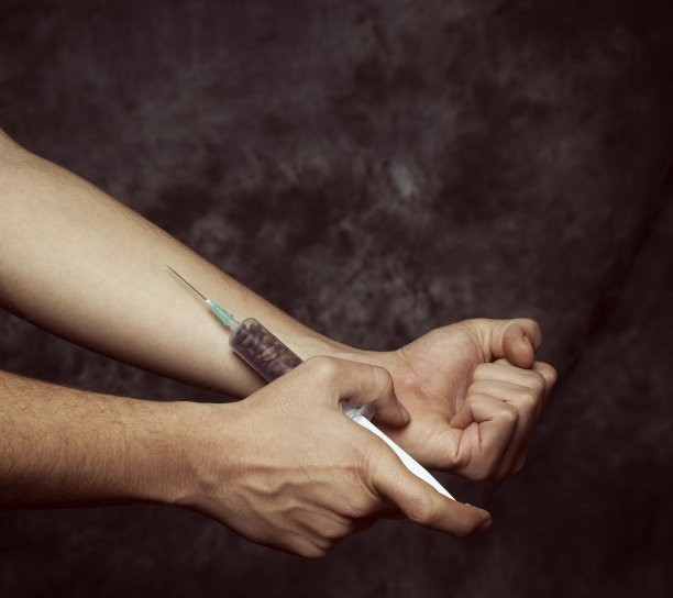 咖啡上瘾，用注射器注射咖啡图片下载