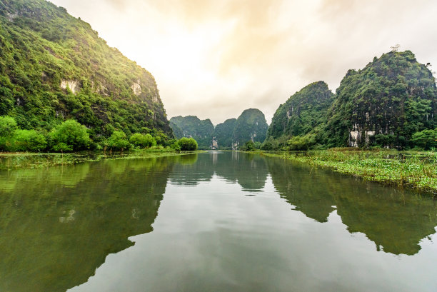 Tam Coc国家公园-游客在越南宁平省的吴洞河上乘船旅游，Trang An景观综合体-由喀斯特塔和稻田形成的景观图片下载