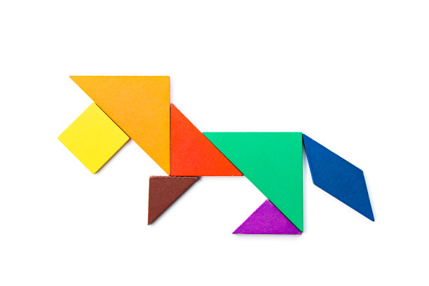 白色背景上的狮子形状的彩色木七巧板图片下载