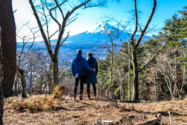 日本——一对夫妇站在山顶上，可以看到富士山图片下载