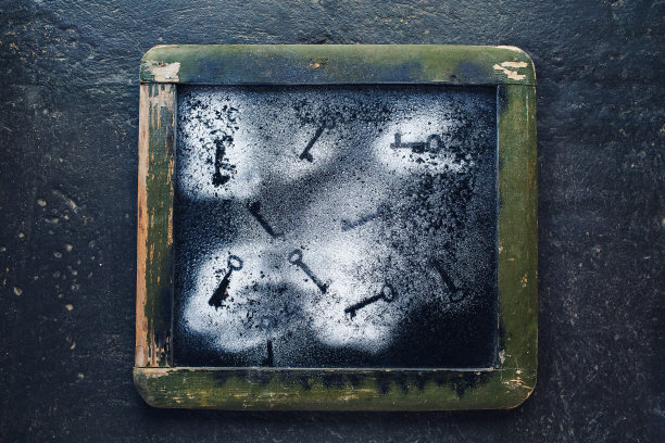 木框玻璃上的绘画。白色油漆上的键的轮廓。图片下载