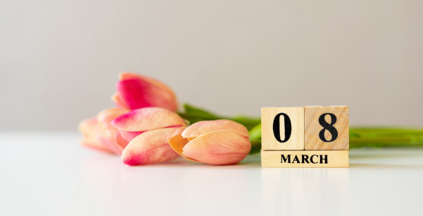 3月8日接近立方体形状的木材与郁金香花为国际妇女节的概念图片下载