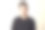 年轻男子在演播室里用休闲装表现疲倦的表情。昏昏欲睡的年轻男性看着镜头图片下载