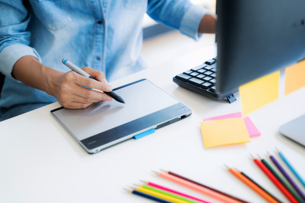 创意设计师团队使用触摸板绘制项目图片下载