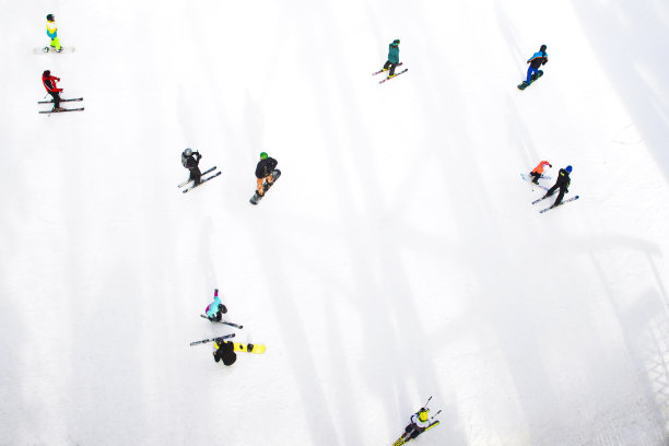 顶视图的滑雪者和滑雪板图片下载