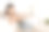 休闲活动。坐在沙发上听音乐的女孩图片下载