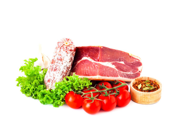 正宗的意大利熏火腿干腌在白色孤立的背景。风干火腿和有机番茄。特写镜头图片下载