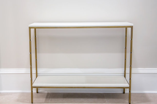 浅色的白色和明亮的空口音的边桌，大理石顶部和金色饰面，没有任何东西在上面图片下载