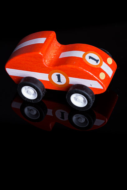 红色玩具微型赛车，黑色表面上反射着一号图片下载