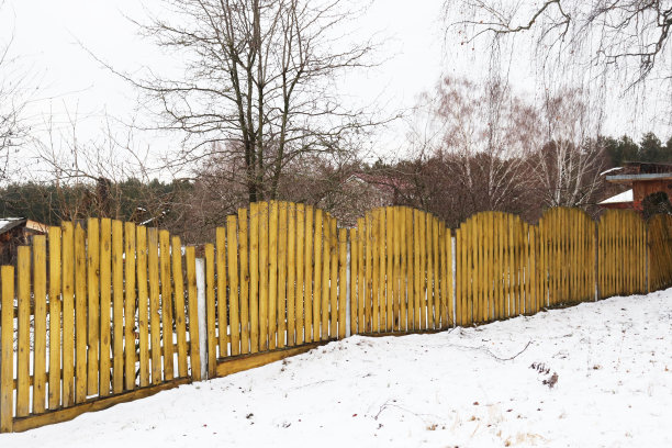 村里有黄色的木栅栏素材图片