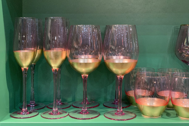 收藏美丽多彩的玻璃在木制橱柜的架子上图片下载