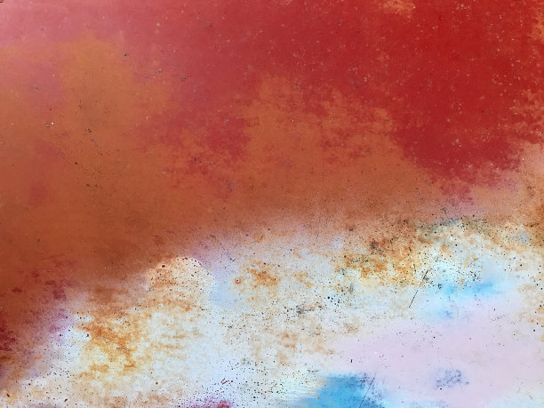 金属表面覆盖着一层不均匀的红、白、蓝油漆。在某些地方，锈是可见的。图片下载