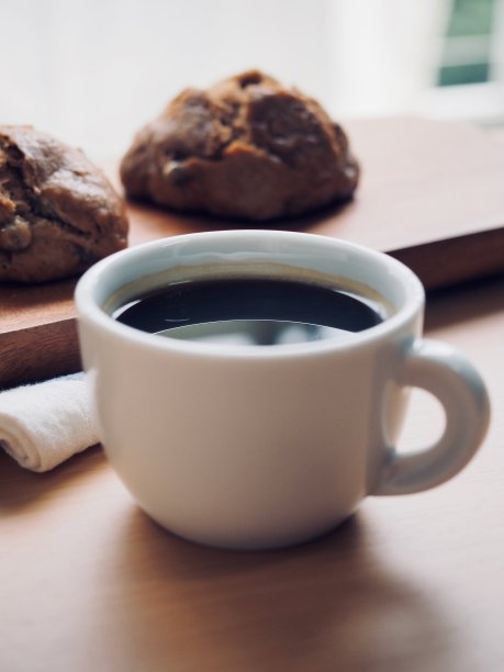 木板背景与咖啡和面包图片下载