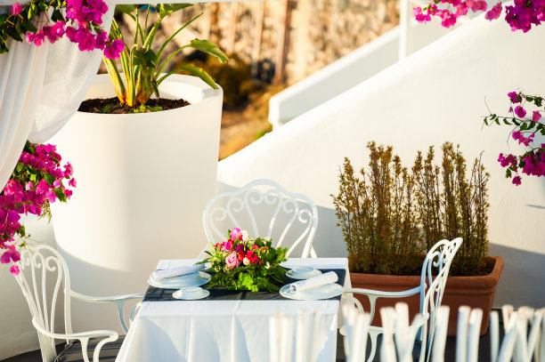 餐厅里的餐桌为浪漫的晚餐服务。图片下载