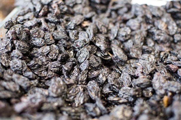 篮子里的黑葡萄干图片下载