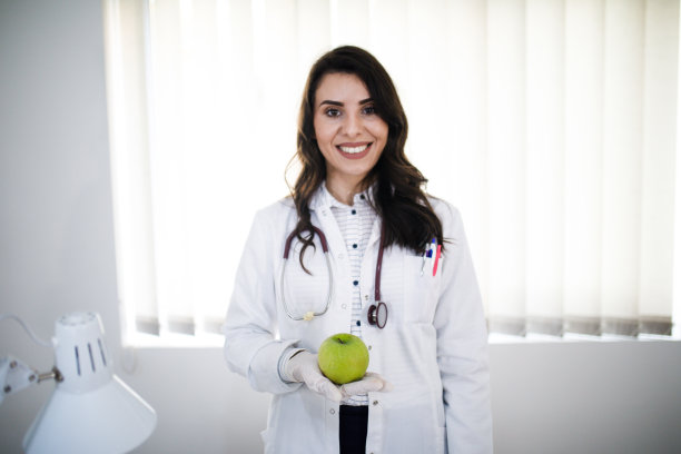 吃青苹果的营养学家图片下载