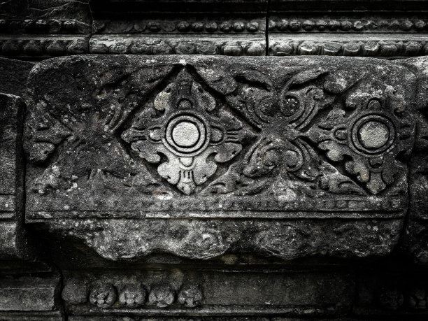 老墙上古老的雕刻图案是复古设计的完美背景。图片下载