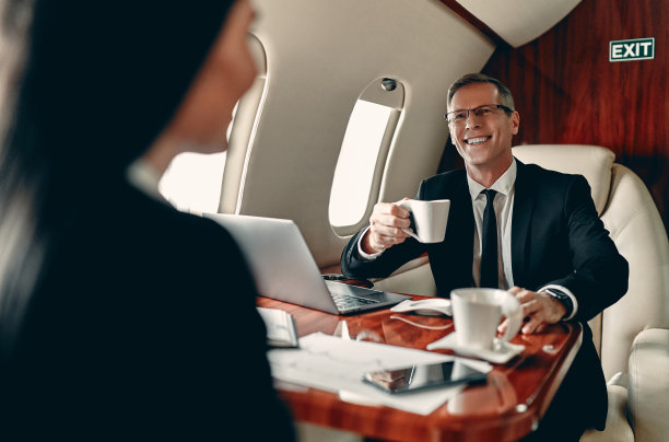商务人士乘坐私人飞机图片下载