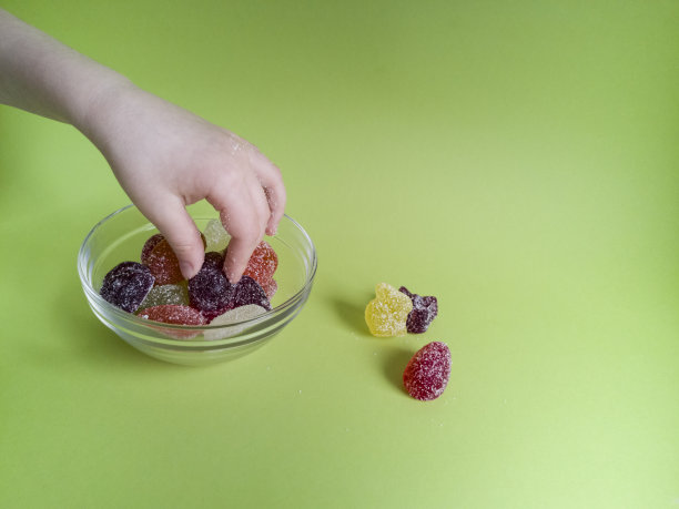 儿童取果酱（复活节主题）图片下载