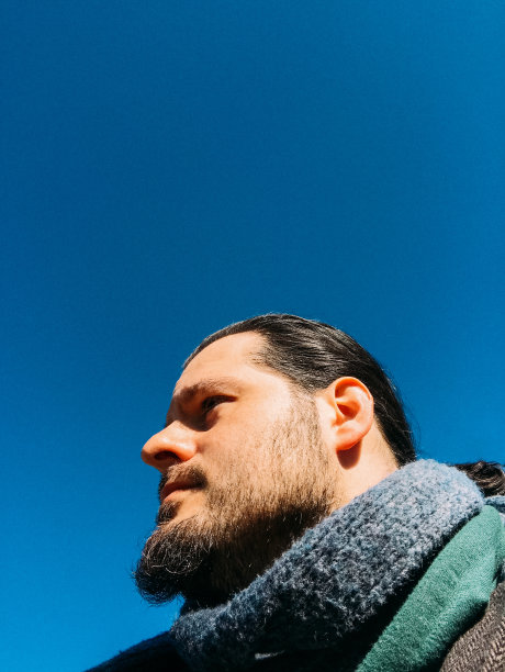 留着长头发的嬉皮士。从以下角度。颗粒复古模拟电影效果和外观概念。图片下载