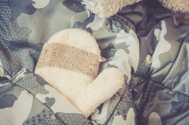 迷彩夹克口袋里的儿童手套图片下载