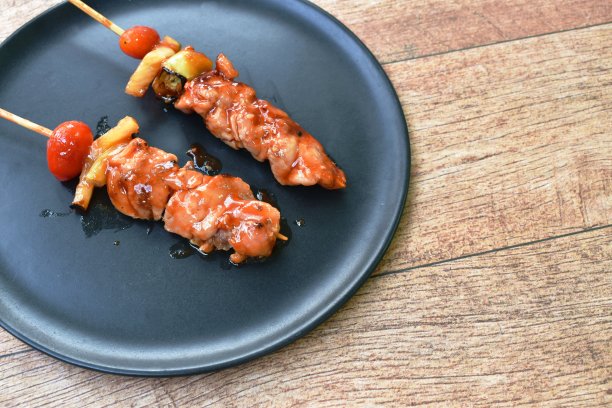 烤鸡配菠萝辣椒和蕃茄酱烧烤酱刺木棒图片下载