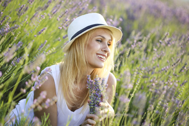 薰衣草地里微笑的女人图片下载
