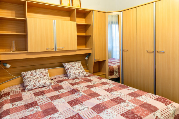 室内舒适的卧室，床罩和枕头上有花卉图案图片下载