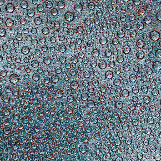 不同直径的海蓝宝石的球体和它们的反射随机地位于海蓝宝石的背景上。抽象的幻想。图片下载