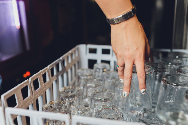 特写照片干净和抛光的酒吧和酒吧玻璃杯悬挂在空的杯子器皿在夜总会的桌子上反射空干净的酒吧玻璃杯图片下载