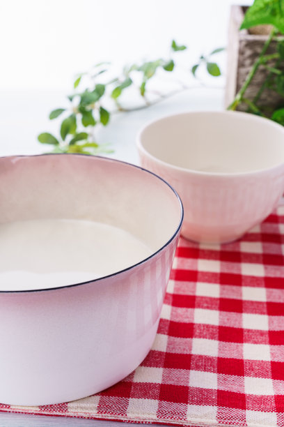 木桌子上放着热牛奶和空杯子图片下载