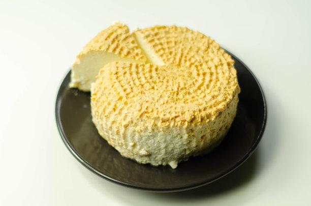 熏白干酪，腌干酪，切在盘子里图片下载