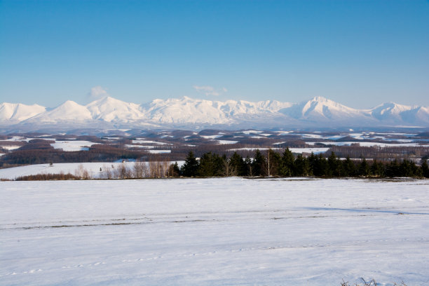 早春山岳“托千达克山脉”图片下载