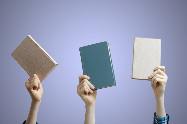 举手捧书分享知识，彩色背景学习图片下载