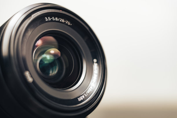 在一个灰色的背景上靠近美丽的相机镜头。图片下载