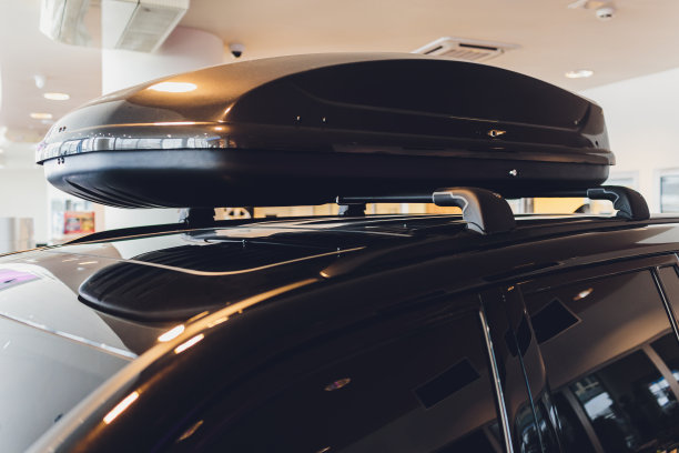 车顶带行李架带货箱。图片下载