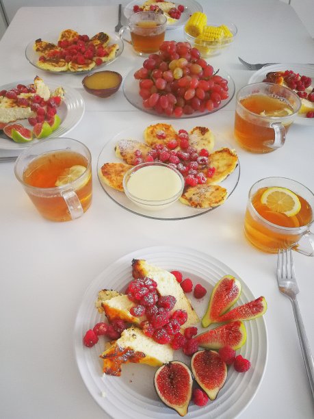 早餐有烤凝乳、甜点、浆果和水果图片下载