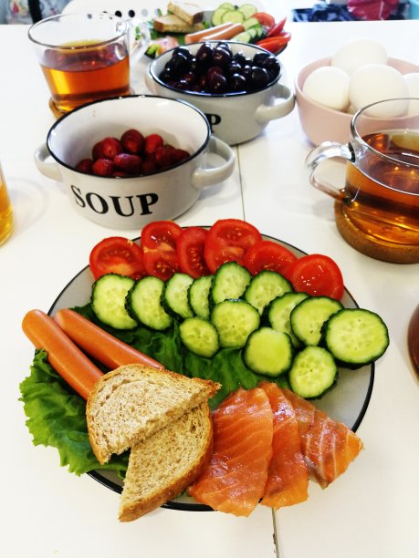 早餐吃香肠和蔬菜图片下载