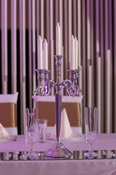 正式的婚礼地点设置在长桌的背景与烛台图片下载