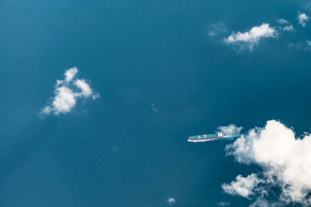 海上集装箱船鸟瞰图图片下载