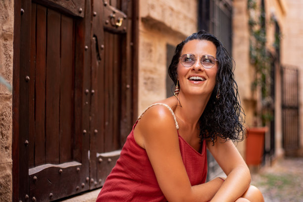 一个女游客坐在街上。图片下载