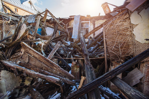在贫困地区倒塌的废弃的旧木头房子图片下载