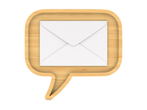 木质气泡说话和信封上的白色背景。孤立的3 d演示图片下载
