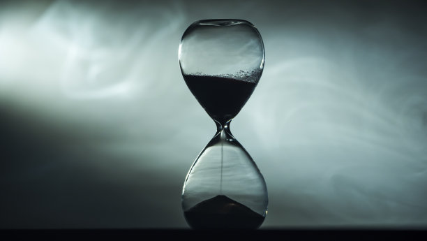 沙漏在被聚光灯照亮的雾中图片下载